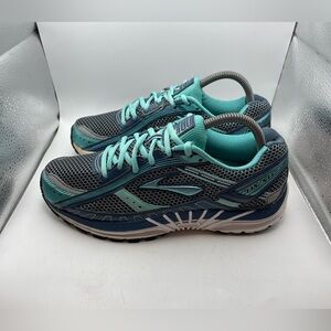Brooks Dyad 7 women’s sneakers size 9
